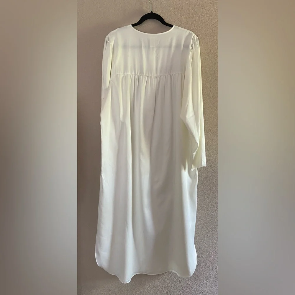 Delicates Elegant White Long Sleeve Nightgown, Nightie, embroidered M deadstock